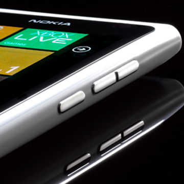 The-white-Nokia-Lumia-800-arrives-in-UK1