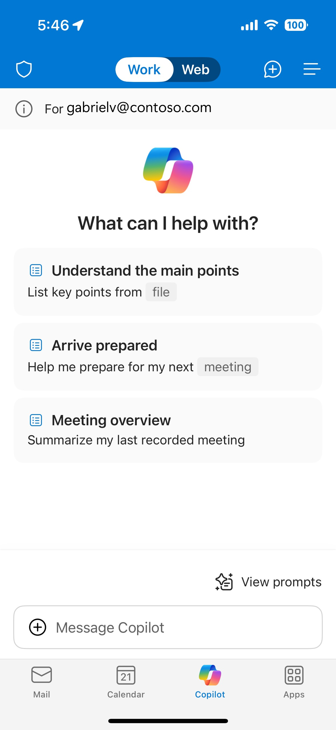 モバイル版 Outlook で Business Chat のプロンプトが表示されたスマートフォンの画面